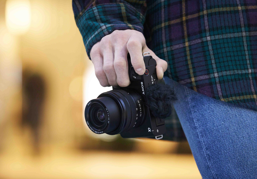 圖3) Sony ZV-E1 是全球最⼩巧、最輕量的全片幅可換鏡頭式 Vlog 相機，輕巧便攜的設計讓 Vlogger 創作影像更為游刃有餘。.png
