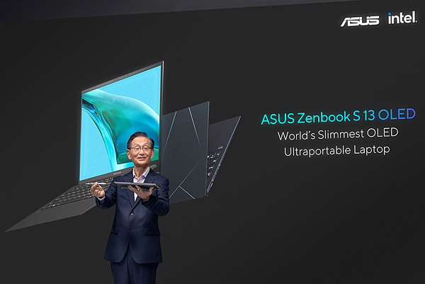 華碩董事長施崇棠先生發表世界最薄13吋OLED筆電Zenbook S 13 OLED。.png