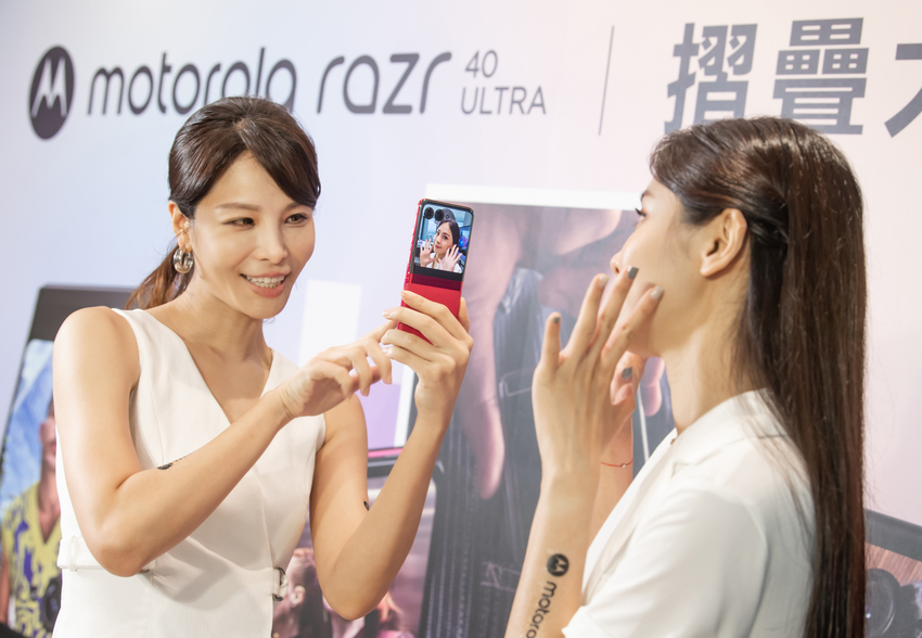 【新聞照片7】motorola razr 40 ultra 可藉由雙螢幕預覽模式，讓被拍攝者透過超大外螢幕查看、展現最佳狀態。.png