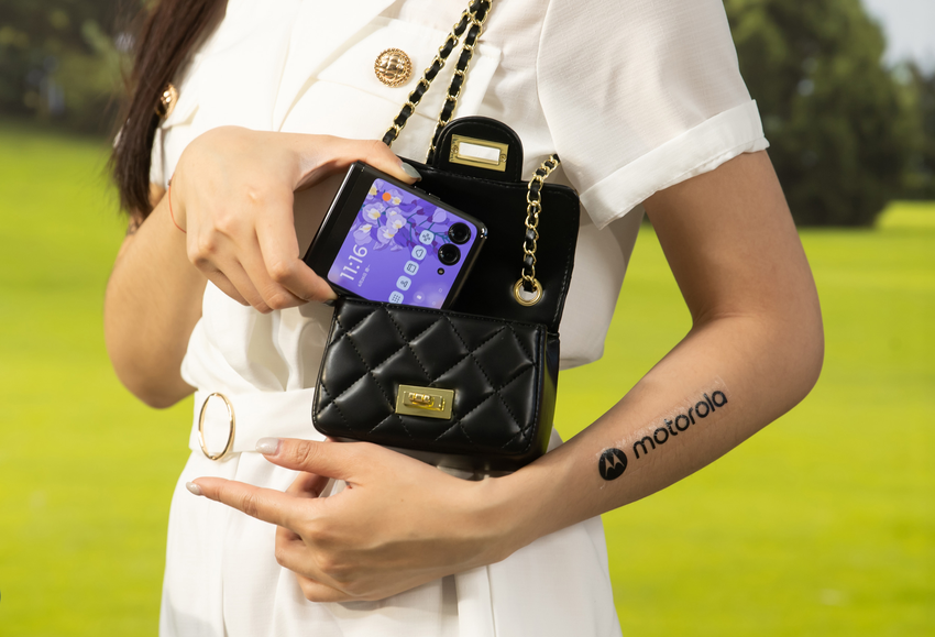 【新聞照片11】Motorola razr 重新定義小摺疊終極型態，輕巧體積可輕鬆放入口袋與迷你的包款。.png