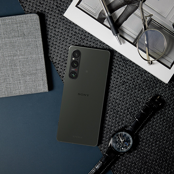 圖三、8 月凡至 Sony 行動通訊專賣店購買 Xperia 1 V ( 256G  512G版)，即贈送 Sony 原廠 30W 快速充電器 (XQZ-UC1)及專用可立式時尚保護殼 (XQZ-CBDQ) ，體驗手機攝影新視界！.png