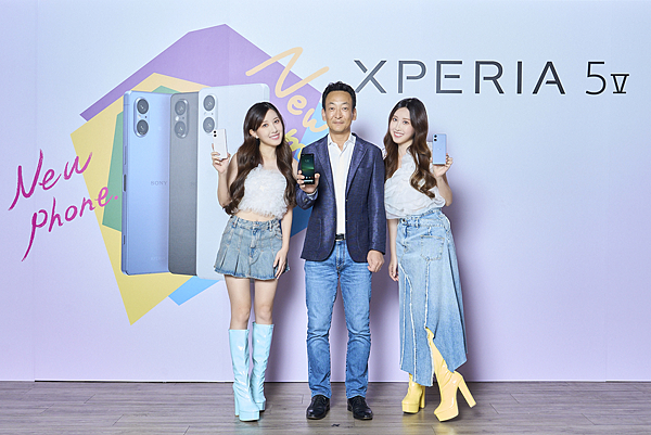 圖說、Sony 在台發表 Xperia 5 V，邀請品牌好友Sandy & Mandy 站台，現身分享合手旗艦機Xperia 5 V 與Z世代最合拍的使用體驗，推薦全新Video Creator影片製作器功能，隨拍隨剪一分鐘出片立即分享！.png