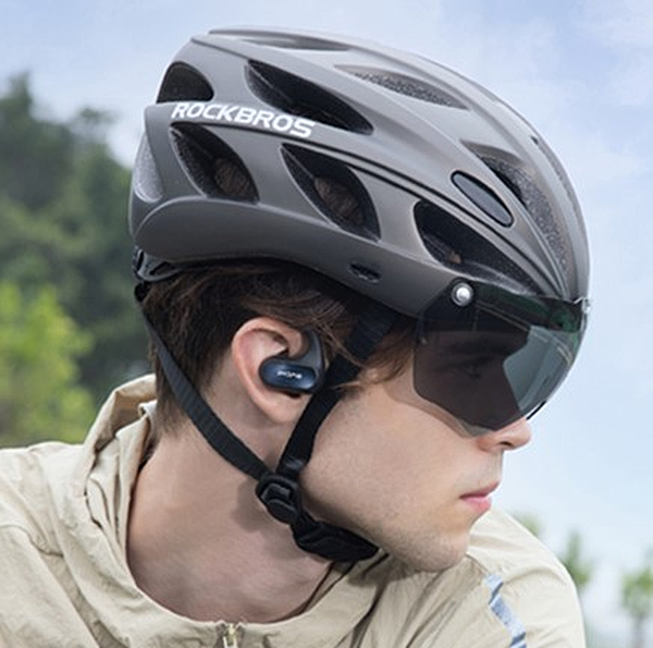 1MORE S30 創新型不入耳開放式耳機採用分體式耳掛設計，即使在高強度的運動活動中也能維持通透時、刻感應身邊環境，大幅提升安全性。.png