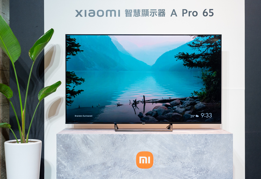 4.Xiaomi 智慧顯示器 A Pro 65型瞄準多數家庭客廳空間所設計，提供65吋黃金視覺比例，一體成型的細緻金屬邊框與超越標準電視的極高螢幕占比設計。.png