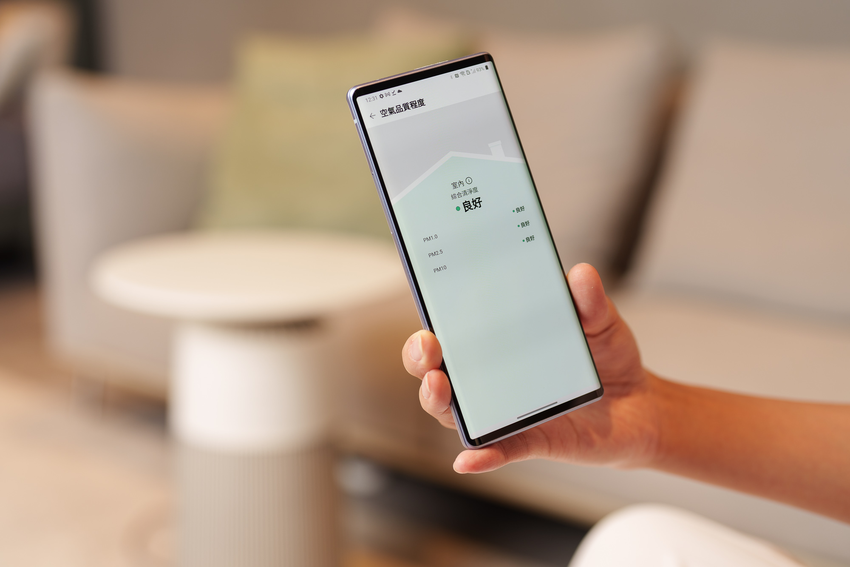 【新聞圖片8】LG AeroFurniture 新淨几內建WiFi，輕鬆連接LG ThinQ App，可遠端開啟關閉、設定預約排程，並輕鬆地監控家中空氣品質.png