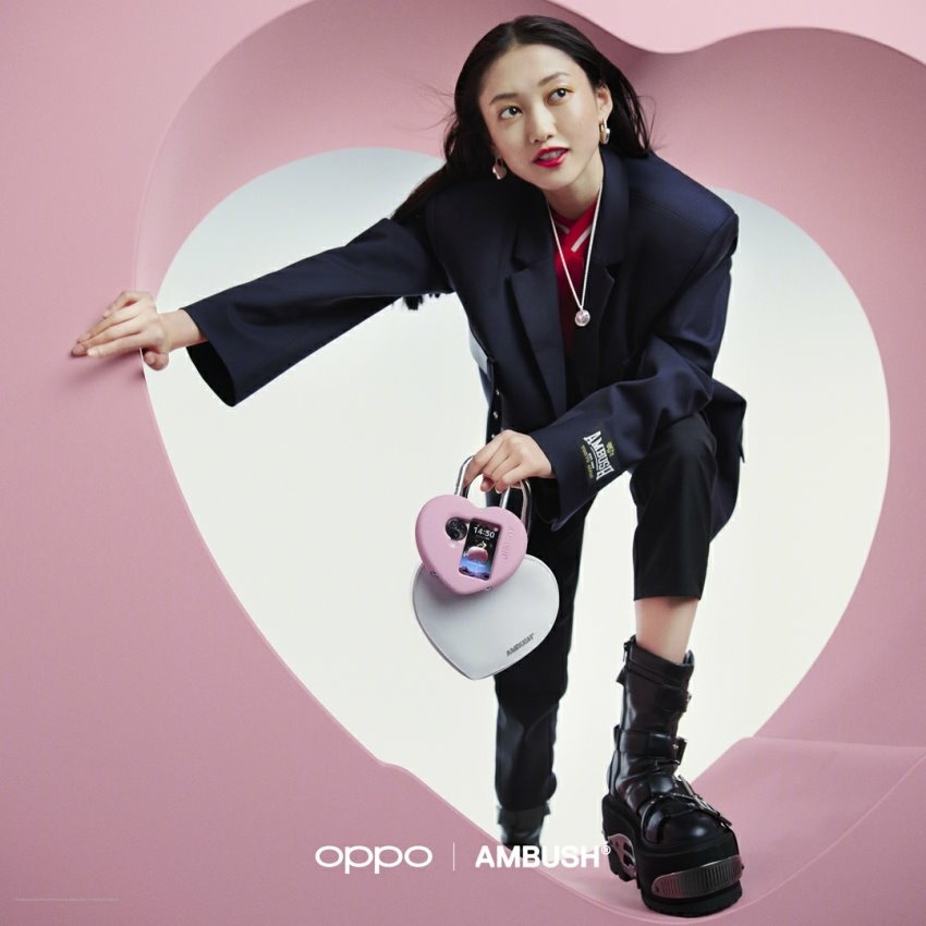 「OPPO x Ambush® 摺疊手機殼」以心形掛鎖設計將Find N3 Flip包裹在時尚、搶眼的粉色調中，隨手拎著、或掛在身上就是最具Y2K風格的獨特配件。.jpg