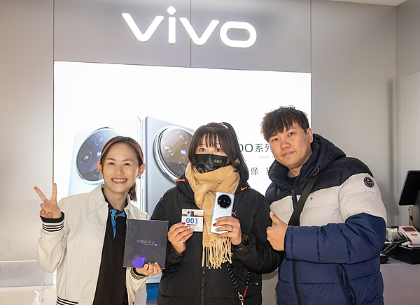 【新聞照片2】vivo台灣總經理陳怡婷表示：「謝謝V粉不畏低溫大排長龍等新機，我們相信vivo X100系列滿分旗艦將繼續帶動2023業績並且延續到2024，為明年再開大紅盤。」.png