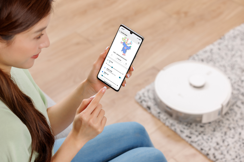 【新聞圖片6】LG CordZero All-in-One Tower Combi 清空塔內建WiFi，能輕鬆連接LG ThinQ App，可遠端安排掃地機器人清掃區域及時間，遇到地毯時亦可自動調整吸力，輕鬆運用清空塔帶來的便利清掃模式.png