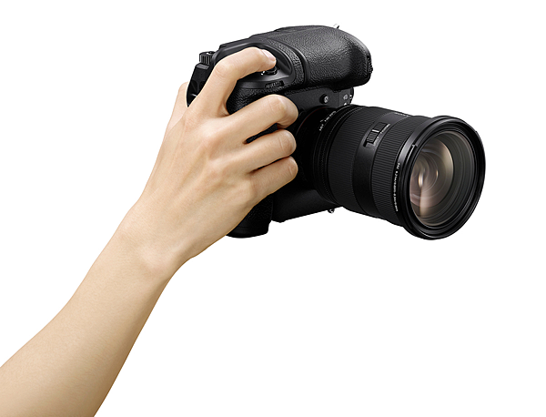 圖5) Sony 另推出適用於α9 III之垂直握把VG-C5，提供與 α9 III 機身水平拍攝時相同的操控設計和多功能性，滿足攝影師全方位拍攝需求以及直覺舒適的操作體驗。.png
