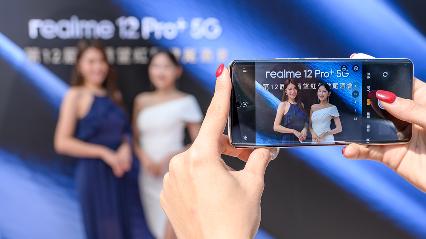 realme 12 Pro +配置旗艦雙主鏡頭，帶來堪比旗艦機的全焦段無損變焦攝影體驗。.png