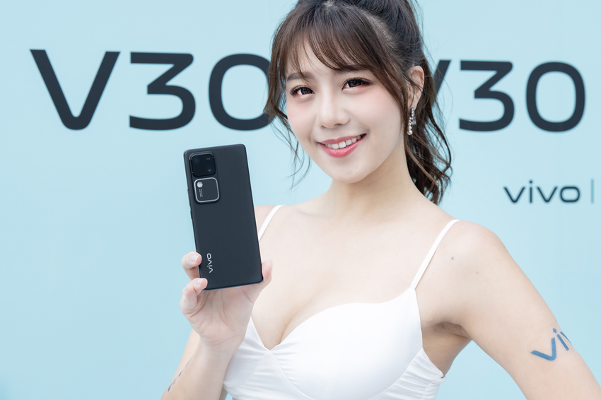 【新聞照片7】vivo V30系列外觀薄至7.45mm的輕薄手感，搭配3D曲面的舒適握持，手感更佳.png