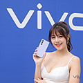 【新聞照片02】vivo Y100 5G全新美學設計，提供兩色選擇，以3D壓紋設計的「莫內紫」，採用EcoFiber生態纖維皮革飾材質，富有抗髒汙、刮痕且耐磨的特性，提供更安心的使用體驗.png