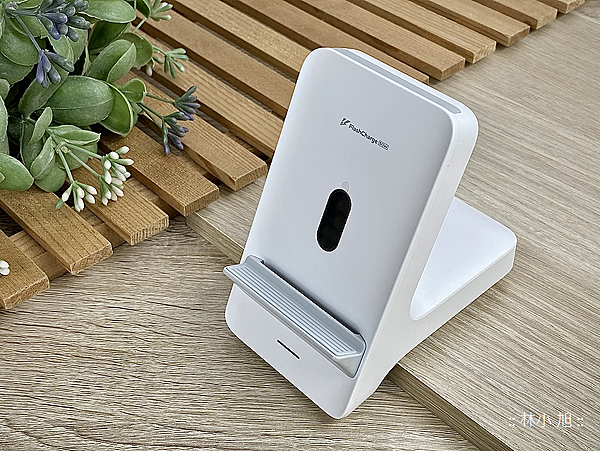 vivo 第二代 50W 立式無線充電座開箱 (ifans 林小旭) (7).png