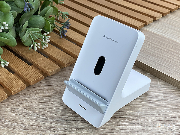 vivo 第二代 50W 立式無線充電座開箱 (ifans 林小旭) (16).PNG