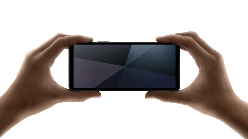 Xperia 10 VI_in-hand_capturing_both_hand.png
