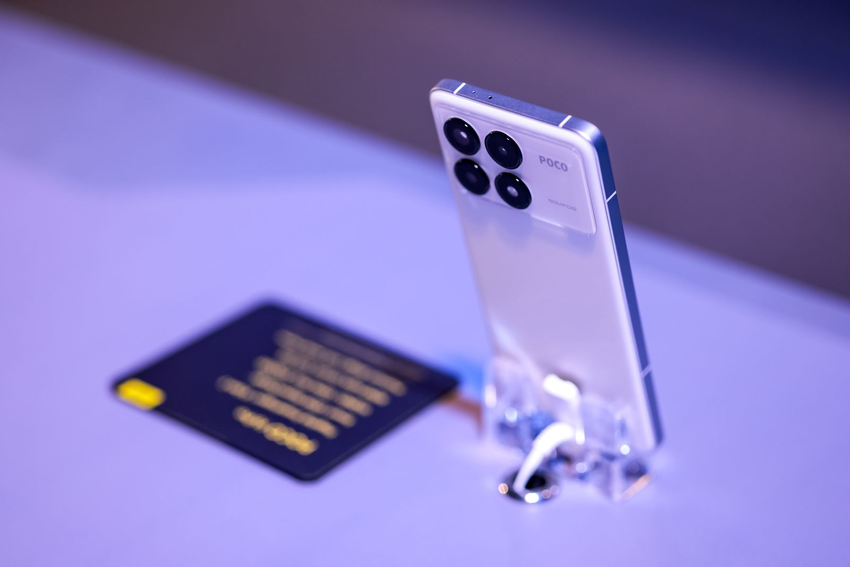 03. POCO F6 Pro 擁有 POCO 系列中最好的相機感測系統，確保在複雜光源的拍攝環境中也能捕捉清晰的細節。全新的雙原生 ISO 融合技術具備高增益和低增益通道，最大曝光差可達 16 倍。.png