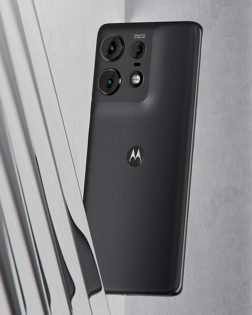 【Motorola新聞照片4】motorola edge 50 Pro共推出蒼鷺藍、極致黑與豆腐白三色 建議售價NT16,990元 6月初正式開賣.png