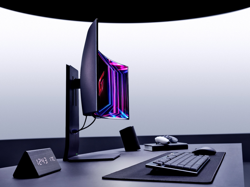 【新聞圖片7】LG UltraGear OLED 240Hz 電競螢幕獨特的六角型設計，再搭配L型支架，可自由調整螢幕高度、傾斜和旋轉角度，輕鬆擁有簡潔美觀的遊戲空間.png