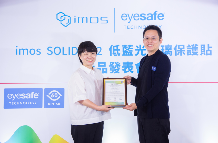 imos SOLID-EX2 低藍光玻璃保護貼為台灣市場首通過全球回收標準(GRS)認證的保護貼產品。imos創辦人-郭信宏(右) 與 Bureau Veritas 台灣總經理-黃姿綿(左)授證合影.png