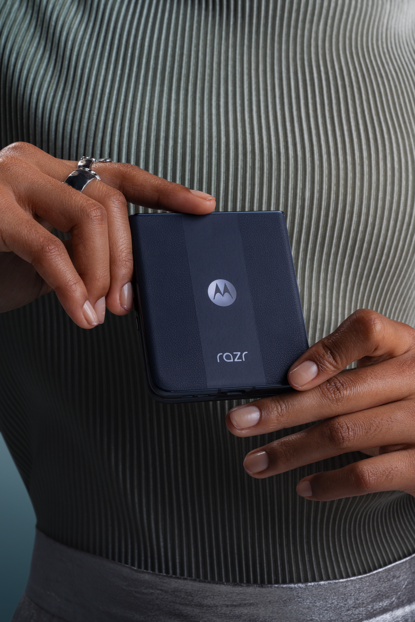 【Motorola 情境圖片】motorola razr 50 ULTRA 海軍藍_2.png