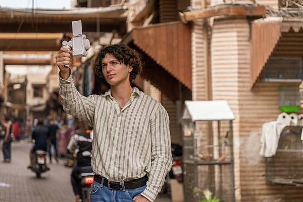 圖3) Sony ZV-E10 II 具有快速混合⾃動對焦功能，實現快速對焦與即時眼部自動對焦，可針對人、動物和鳥類等進行即時追蹤，即使是移動中的拍攝主題，也能精準地保持對焦，更有多達 759 個相位偵測點 ，提供更寬廣的覆蓋範圍。.jpg