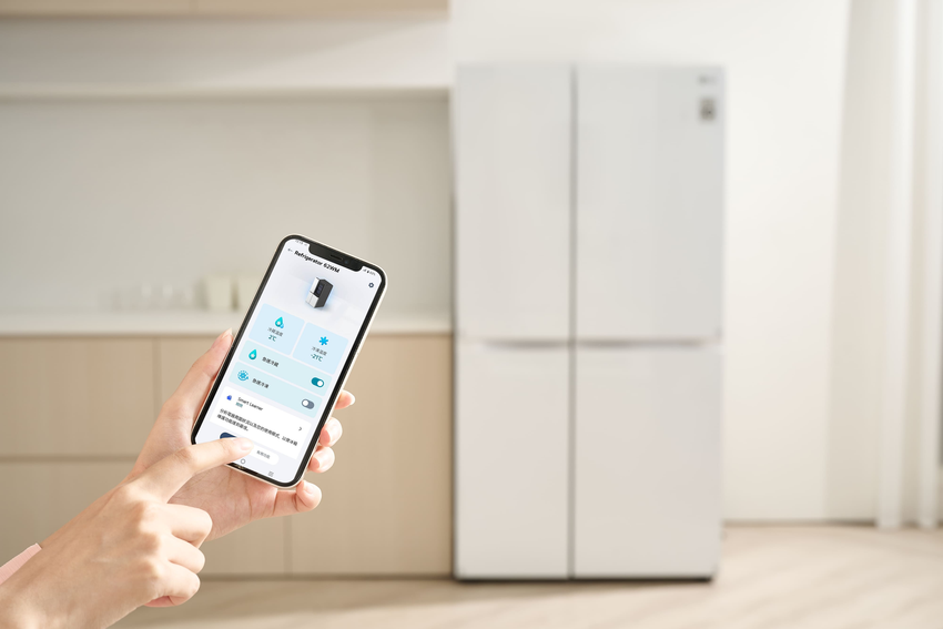 【新聞圖片7】LG 冰箱內見WiFi可連接LG ThinQ操控，使用手機就能輕鬆控制家中冰箱.png