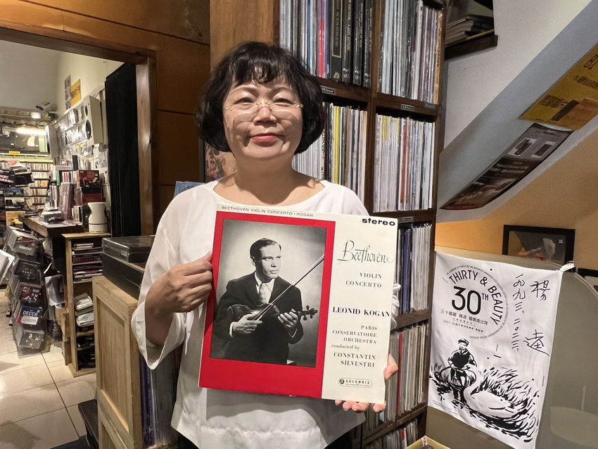 38度c音響唱片有限公司主理人蔡淑惠介紹鎮店之寶：柯崗小提琴演奏家（貝多芬小提琴協奏曲）黑膠唱片，價值50萬新台幣。.png