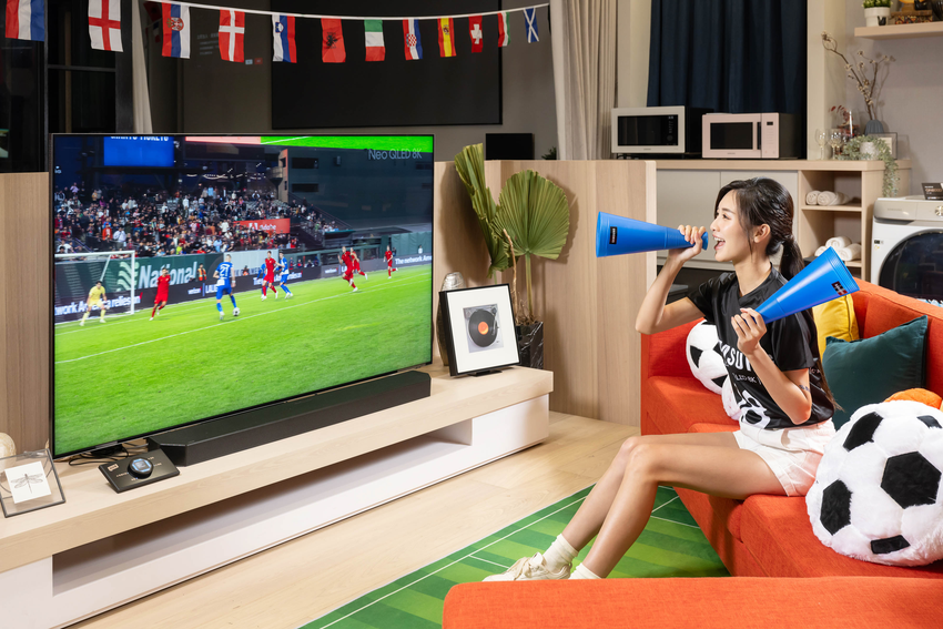 【新聞照片1】Neo QLED 8K智慧顯示器搭載最新NQ8 AI 第三代高效處理器，CPU速度較上代提升30_。內建AI動態捕捉技術，能自動進行動作偵測，用戶將無須擔心因殘影而錯過精彩的進球瞬間。.png