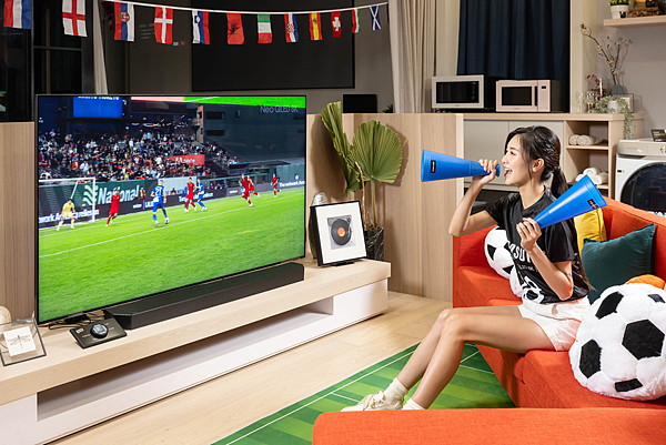 【新聞照片1】Neo QLED 8K智慧顯示器搭載最新NQ8 AI 第三代高效處理器，CPU速度較上代提升30_。內建AI動態捕捉技術，能自動進行動作偵測，用戶將無須擔心因殘影而錯過精彩的進球瞬間。.png