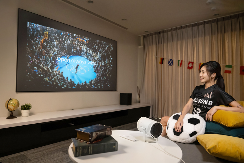 【新聞照片3】第2代The Freestyle微型智慧投影機迷你機身僅重800克，可投影30至100吋，無論在池畔、酒吧、戶外露營，不限時空限制隨時來場說看就看的精彩賽事。.png