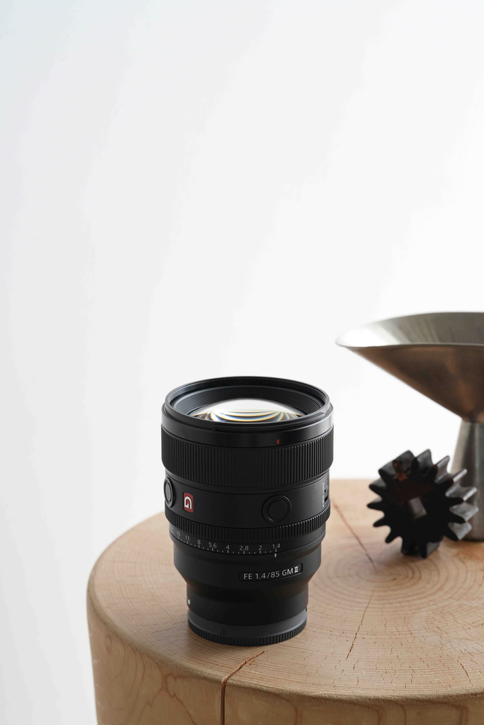 圖6) Sony FE 85mm F1.4 GM II 鏡頭操作性能和整體鏡身設計更加提升，提供創作者在多元拍攝環境中更多的創作彈性。.png