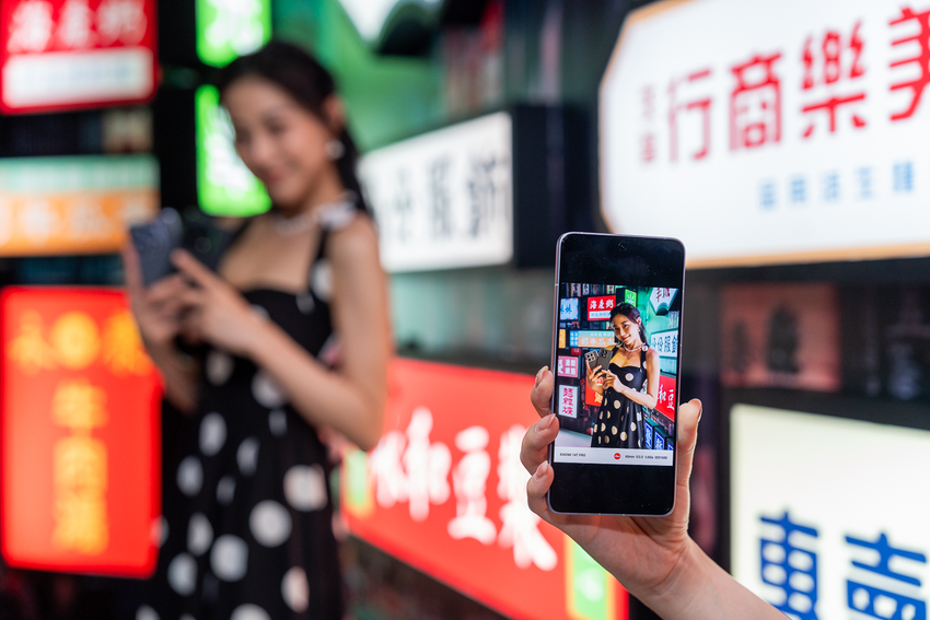 04. Xiaomi 14T Pro 搭載徠卡三鏡頭相機系統，其「大師人像」模式以徠卡光學還原人臉更多細節，呈現真實光學般自然的景深效果和精妙的空間層次.png