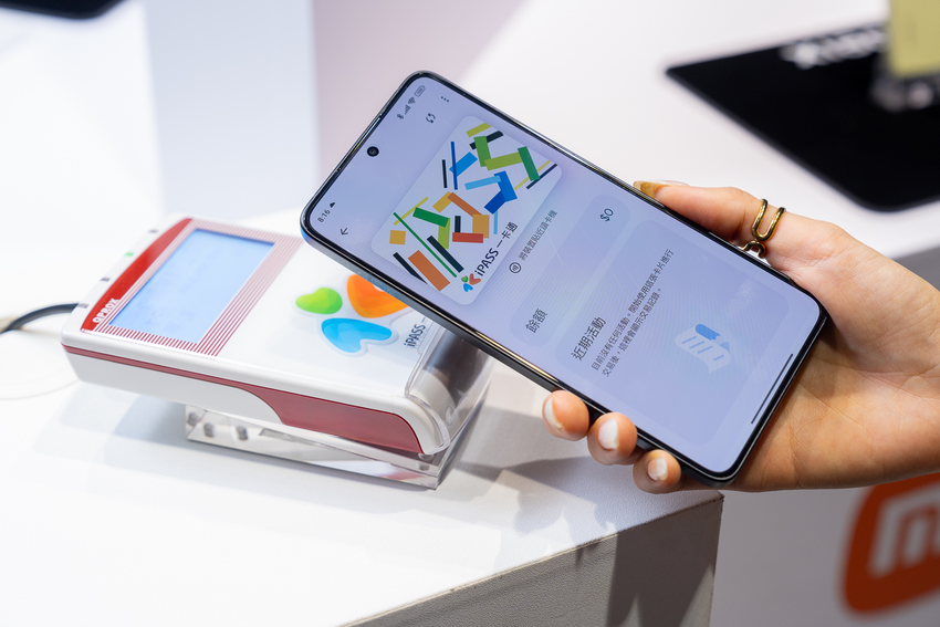06. Xiaomi 14T Series 成為小米首款將 iPASS 一卡通虛擬卡整合至 Google 錢包的智慧型手機系列，讓出行與支付變得更加簡便.png