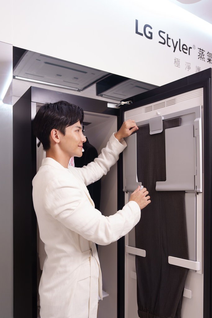 【新聞圖片7】LG Styler蒸氣電子衣櫥第二代的折疊式褲線管理器可不費力恢復挺直褲線，局部強化整燙需求.png