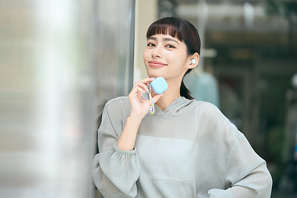 圖 1) 全新LinkBuds Fit和LinkBuds Open掌控環境聲音和聆聽音樂的完美平衡，搭配自選時尚配色耳勾充電盒保護套展現個人時尚風格.png