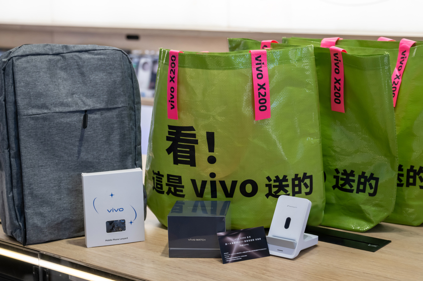 【vivo新聞照片03】vivo祭出重磅好禮，包含「聯發科技股票」、「配件大禮包」，近三百萬元豪華禮品，吸引全台超過千名V粉共襄盛舉。.png