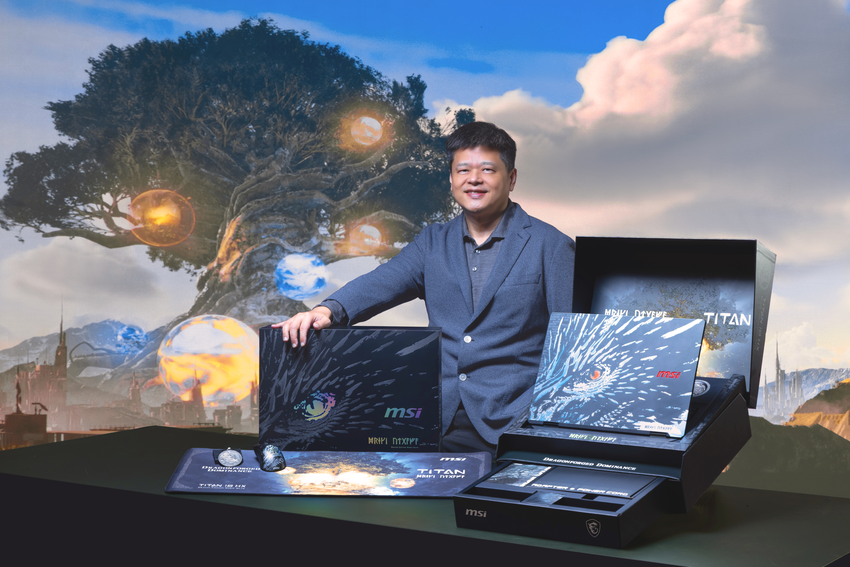 02_微星科技執行副總經理暨筆電事業部總經理郭緒光展示Titan 18 HX北歐神話龍魂典藏限定版.png