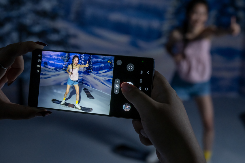 【新聞照片05】Galaxy S25 旗艦系列「超明亮夜幕攝影」透過AI技術強化夜拍降噪效果，即使在低光環境下，也能清晰捕捉寶可夢身影.png