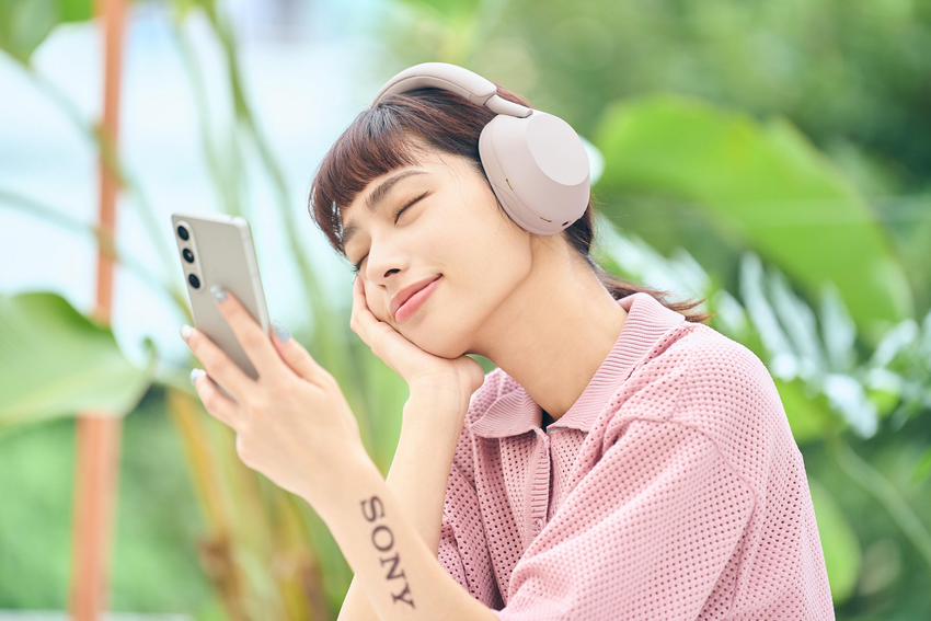 圖4) 具備旗艦級降噪技術和高解析智慧聆聽的 Sony WH-1000XM5無線藍牙降噪耳機與WF-1000XM5 真無線藍牙降噪耳機，活動期間分別回饋超值優惠價NT$10,400及NT$7,990，立即入手讓高品質的音樂時刻隨行 (圖為WH-1000XM5)。.png