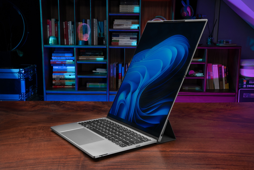 【新聞照片02】Lenovo ThinkBook AI Flip 概念筆電展現 AI 驅動的混合辦公新紀元，為未來工作方式帶來更多靈活性與智慧化選項.png