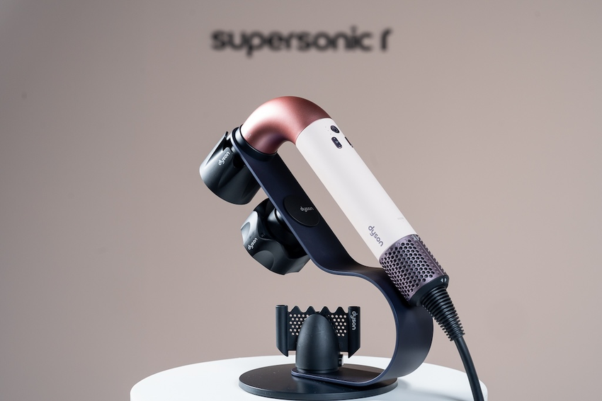 圖3：Dyson Supersonic r 精準造型輕量吹風機配備多元智能吹嘴，搭配RFID自動辨識與記憶吹嘴風速、風溫..png