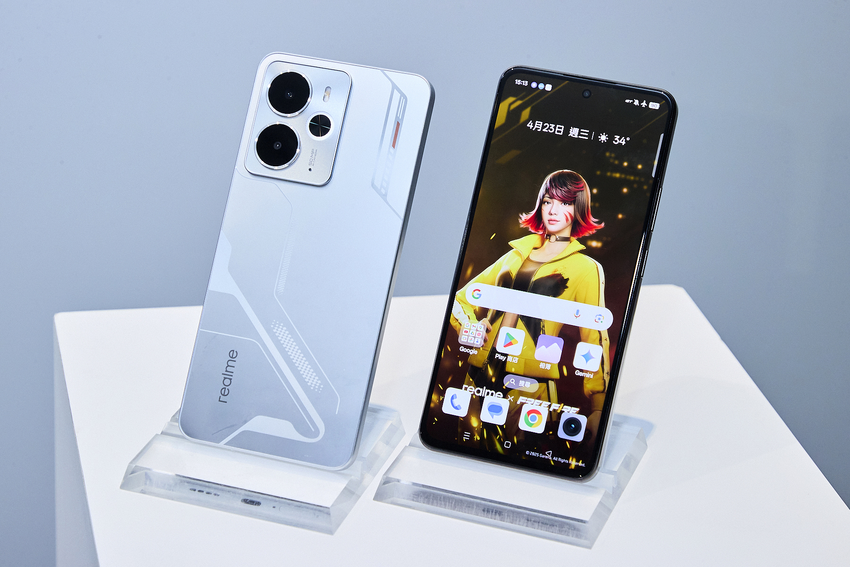 【新聞照片】realme 14 5G 推出全新「機甲銀」與「鐵岩棕」兩款時尚色系，建議售價為新台幣 11,990 元。新機將於 4 月 25 日開賣，並自 5 月 1 日起由台灣大哥大獨家販售。.png