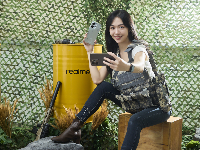 【新聞照片】realme 14 5G 推出全新「機甲銀」與「鐵岩棕」兩款時尚色系，建議售價為新台幣 11,990 元。新機將於 4 月 25 日開賣，並自 5 月 1 日起由台灣大哥大獨家販售。(2).png