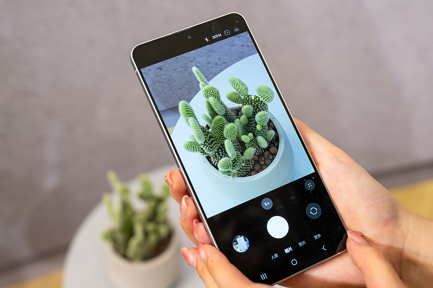 【新聞照片07】Galaxy S25 Edge的輕薄機身設計，2億畫素廣角鏡頭承襲Galaxy S系列備受讚譽的相機體驗.png