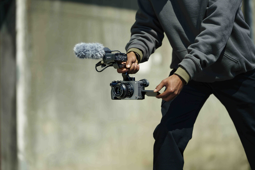 圖4) Sony FX2 延續 FX3 與 FX30 的平頂機⾝設計，⼩巧便攜；機⾝內建三處 UNC 14-20 螺孔，可免外接保護框直接上腳架，安裝更有彈性，亦可搭配專屬提把（型號 XLR-H1）， 便於⼿持與動態拍攝。.png