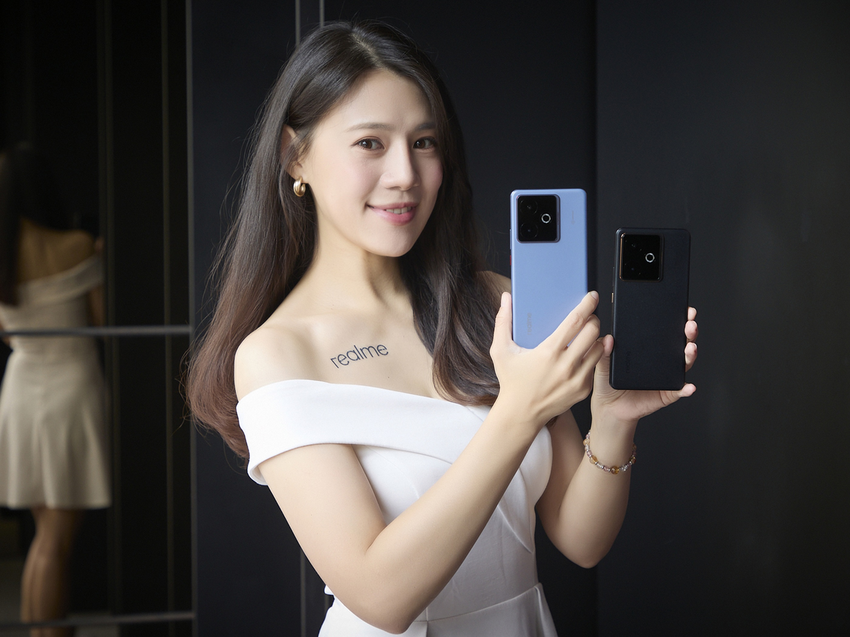 【新聞照片】realme  GT  7T推出「冰鋒藍」與「凜冽黑」兩款時尚配色，配備12GB+256GB，建議售價NT$19,990.png