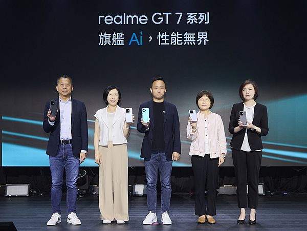 【新聞照片】realme攜手奧斯頓馬丁F1車隊打造年度旗艦經典，realme GT 7系列5月30日正式開賣，realme GT 7奧斯頓馬丁F1限量版同步開放預購（左起：遠傳電信資深協理蔡明勳、台灣大哥大電信行銷暨營運支援副總經理陳麗郁、realme台灣區總經理梁開鵬 、 中華電信個人家庭分公司行動服務處處長楊素芬、神腦國際執行副總經理鄭妍妍）.png