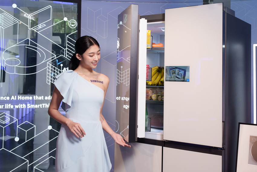 【新聞圖片16】Bespoke AI Hybrid四門旗艦冰箱底部搭載觸控感應器，透過輕觸或Bixby聲控門將自動打開，輕鬆地將食物存放進冰箱內。.png