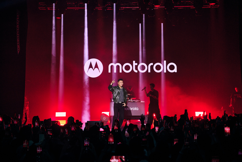 【Motorola新聞照片3】代言人瘦子平日常使用razr手機與小孩互動　很喜愛razr系列手機為生活帶來的各種新奇.png