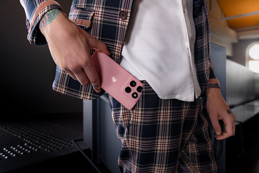 【Motorola新聞照片4】motorola edge 60 fusion獲Pantone認證　搭配全新四曲面螢幕 成就「美」的極限.png